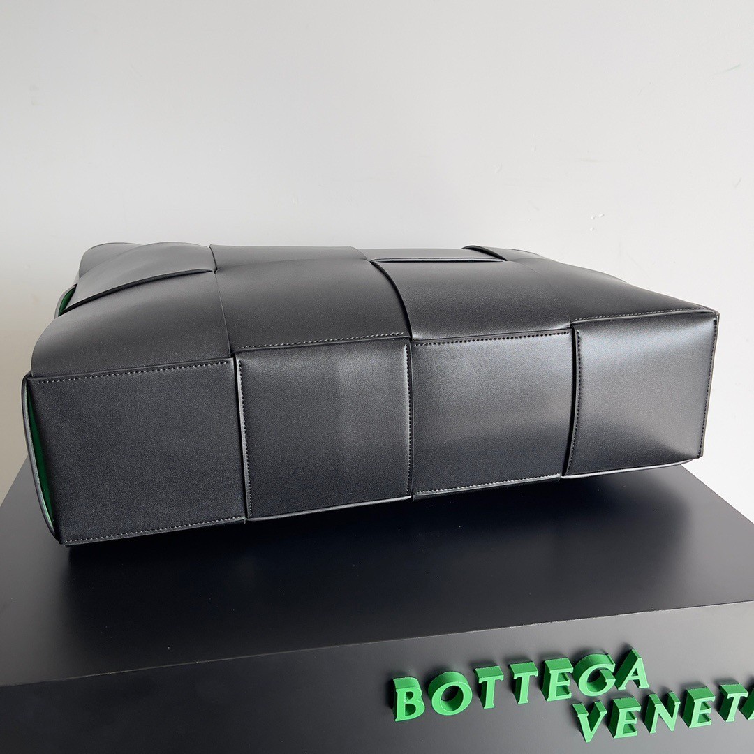 Bottega Veneta Large Arco Tote Bag In Black Intrecciato Calfskin