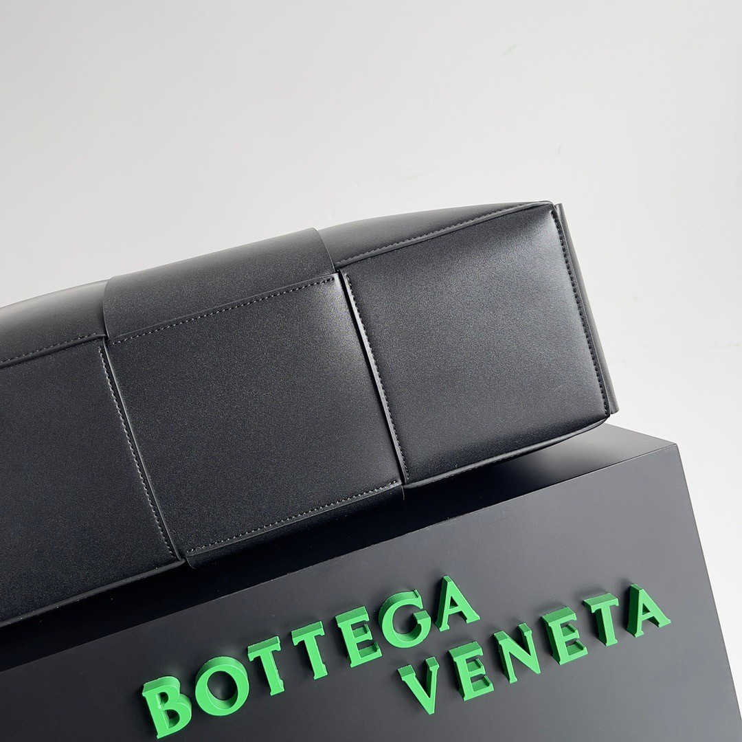 Bottega Veneta Large Arco Tote Bag In Black Intrecciato Calfskin