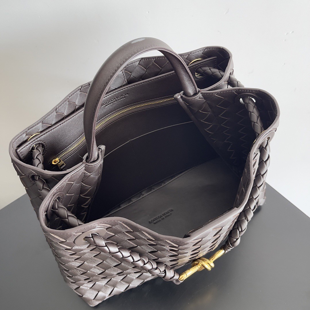 Bottega Veneta Medium Andiamo Bag In Fondant Intrecciato Lambskin