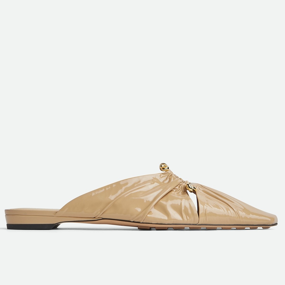 Bottega Veneta Bunnie Flat Mules In Beige Patent Leather