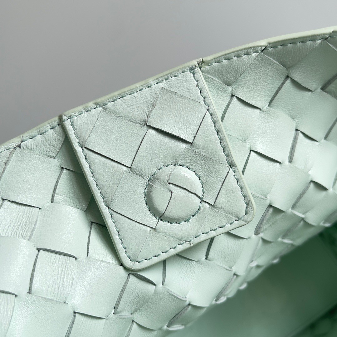 Bottega Veneta Andiamo Medium Bag In Glacier Intrecciato Lambskin