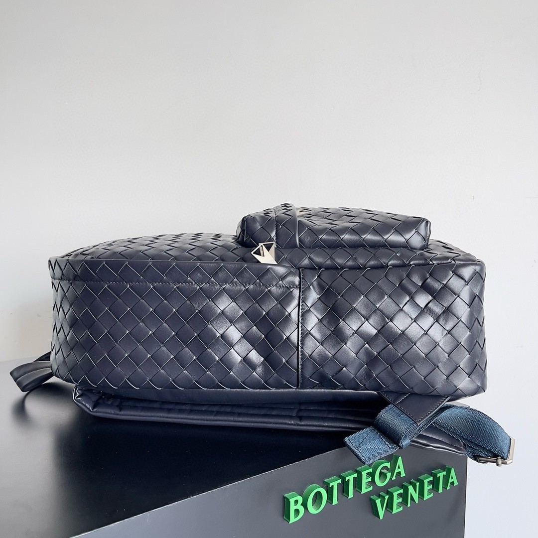 Bottega Veneta Medium Backpack In Dark Blue Intrecciato Calfskin