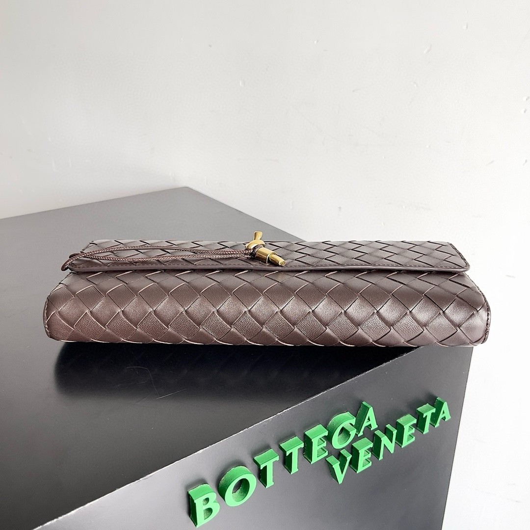 Bottega Veneta Andiamo Clutch with Handle in Fondant Intrecciato Lambskin