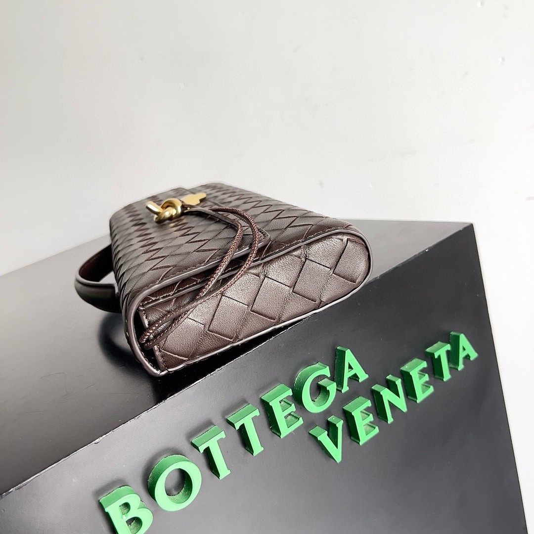 Bottega Veneta Andiamo Clutch with Handle in Fondant Intrecciato Lambskin