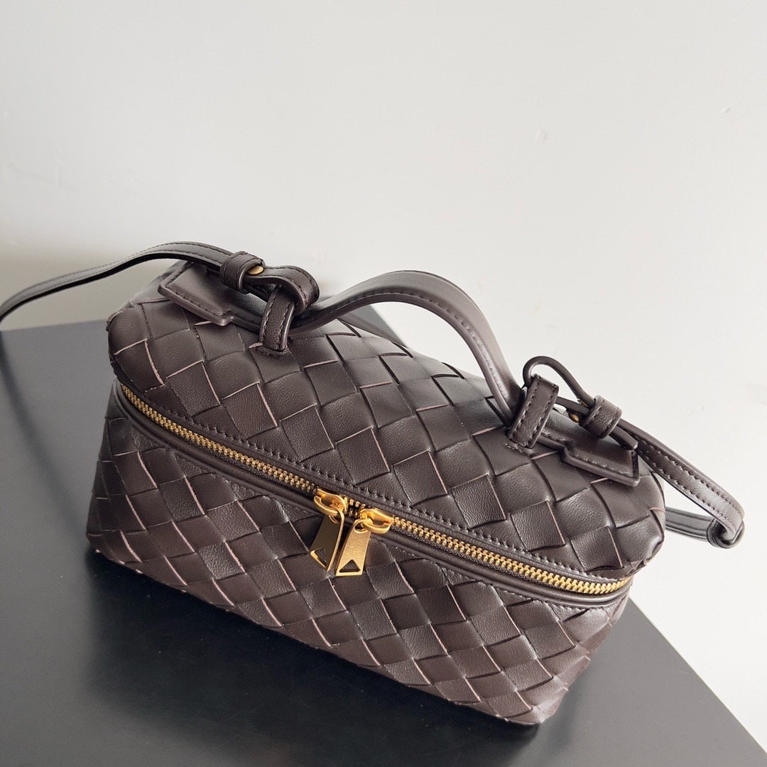 Bottega Veneta Bang Bang Vanity Case in Fondant Intrecciato Leather