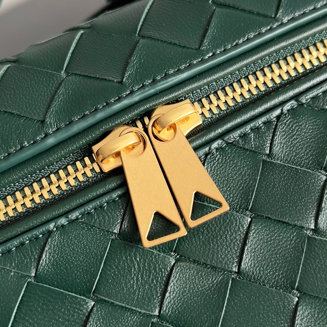 Bottega Veneta Bang Bang Vanity Case in Green Intrecciato Leather