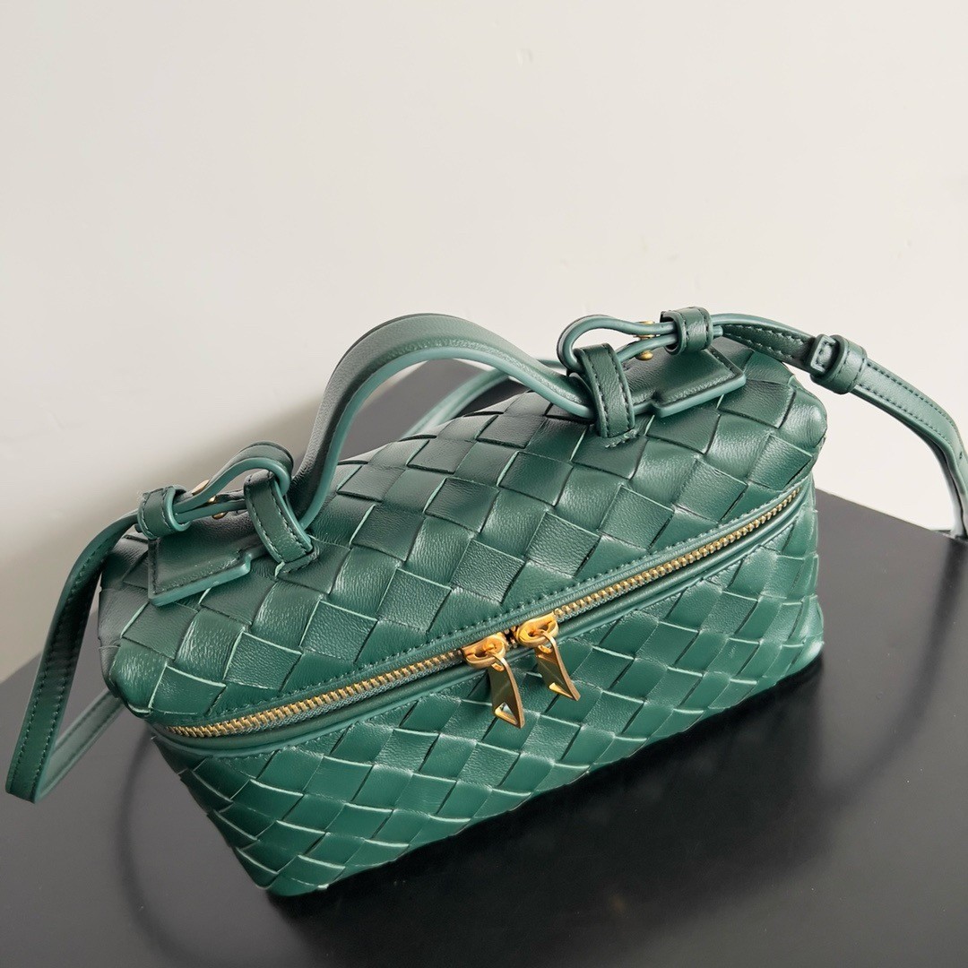 Bottega Veneta Bang Bang Vanity Case in Green Intrecciato Leather