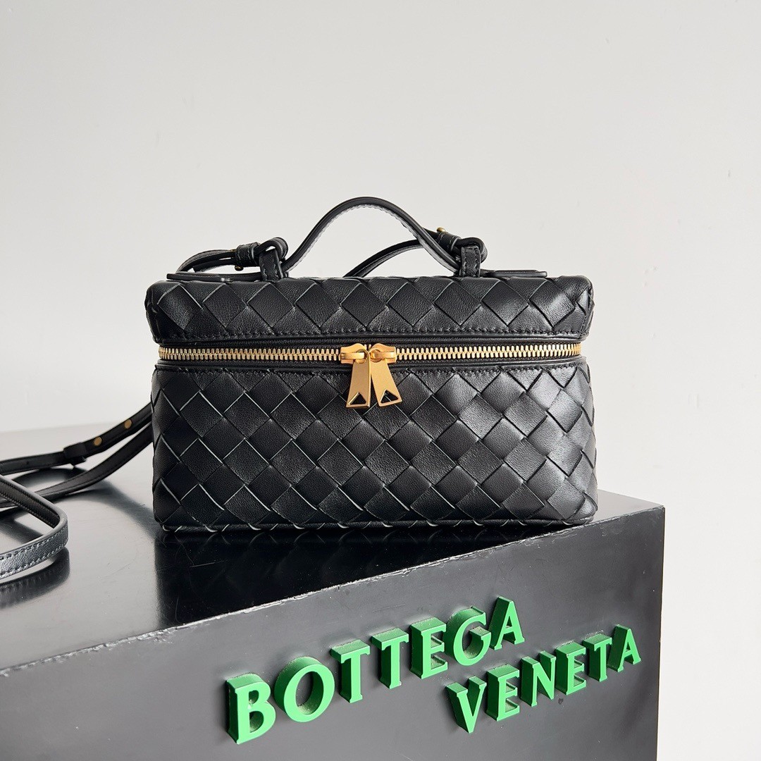 Bottega Veneta Bang Bang Vanity Case in Black Intrecciato Leather