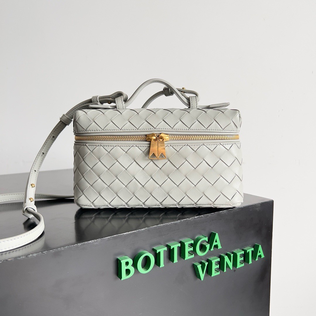 Bottega Veneta Bang Bang Vanity Case in Ivory Intrecciato Leather