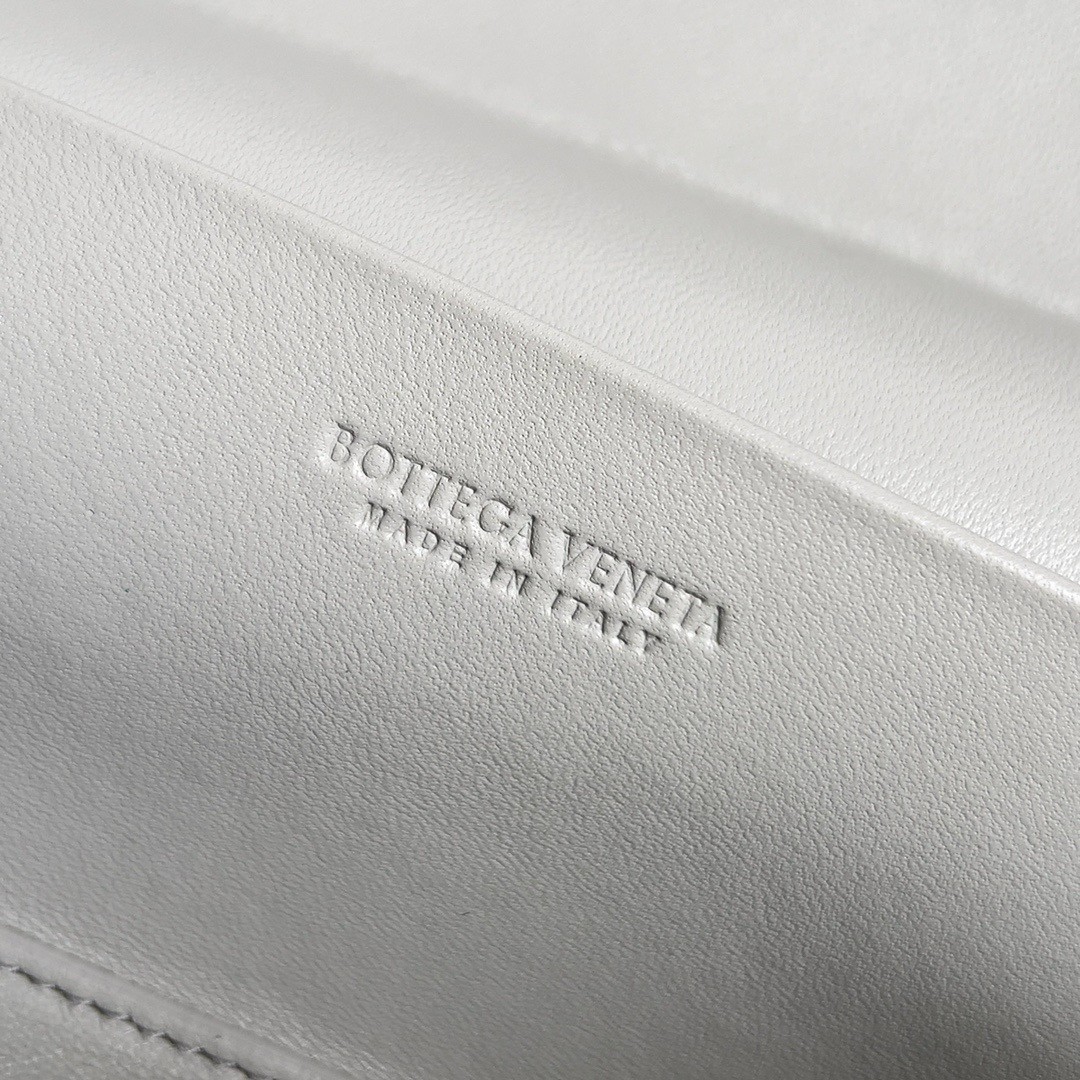 Bottega Veneta Bang Bang Vanity Case in Ivory Intrecciato Leather