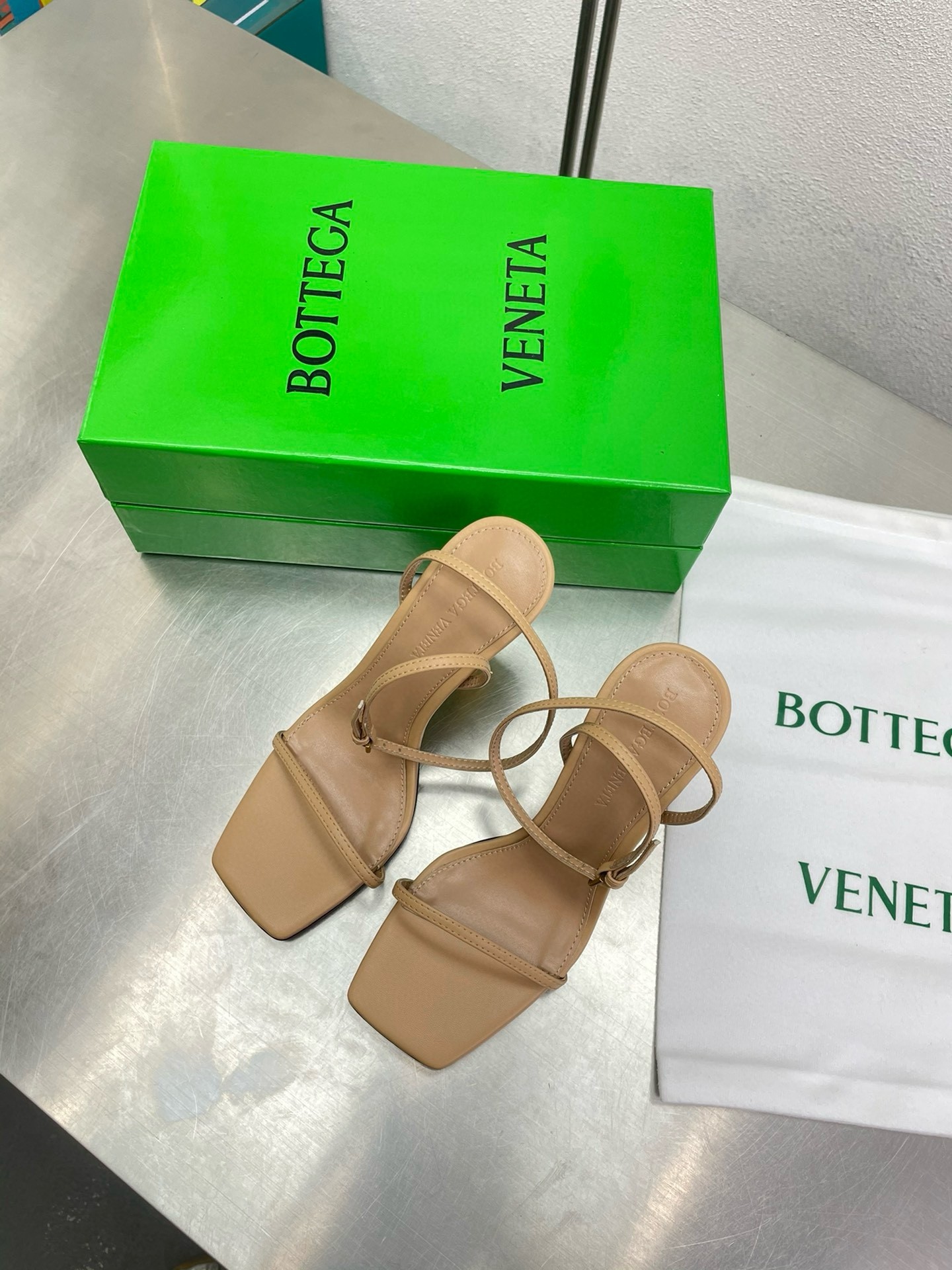 Bottega Veneta Knot Sandals 90mm in Beige Lambskin