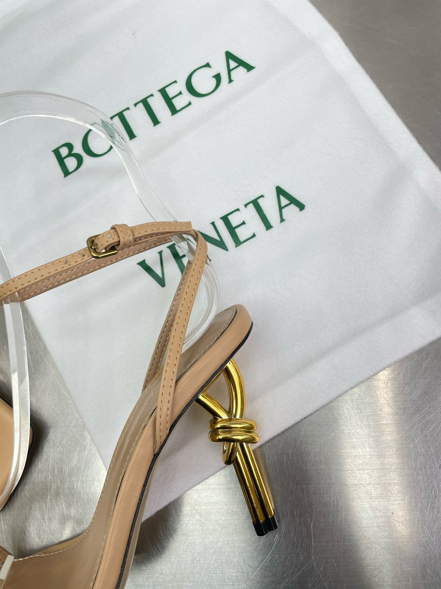 Bottega Veneta Knot Sandals 90mm in Beige Lambskin