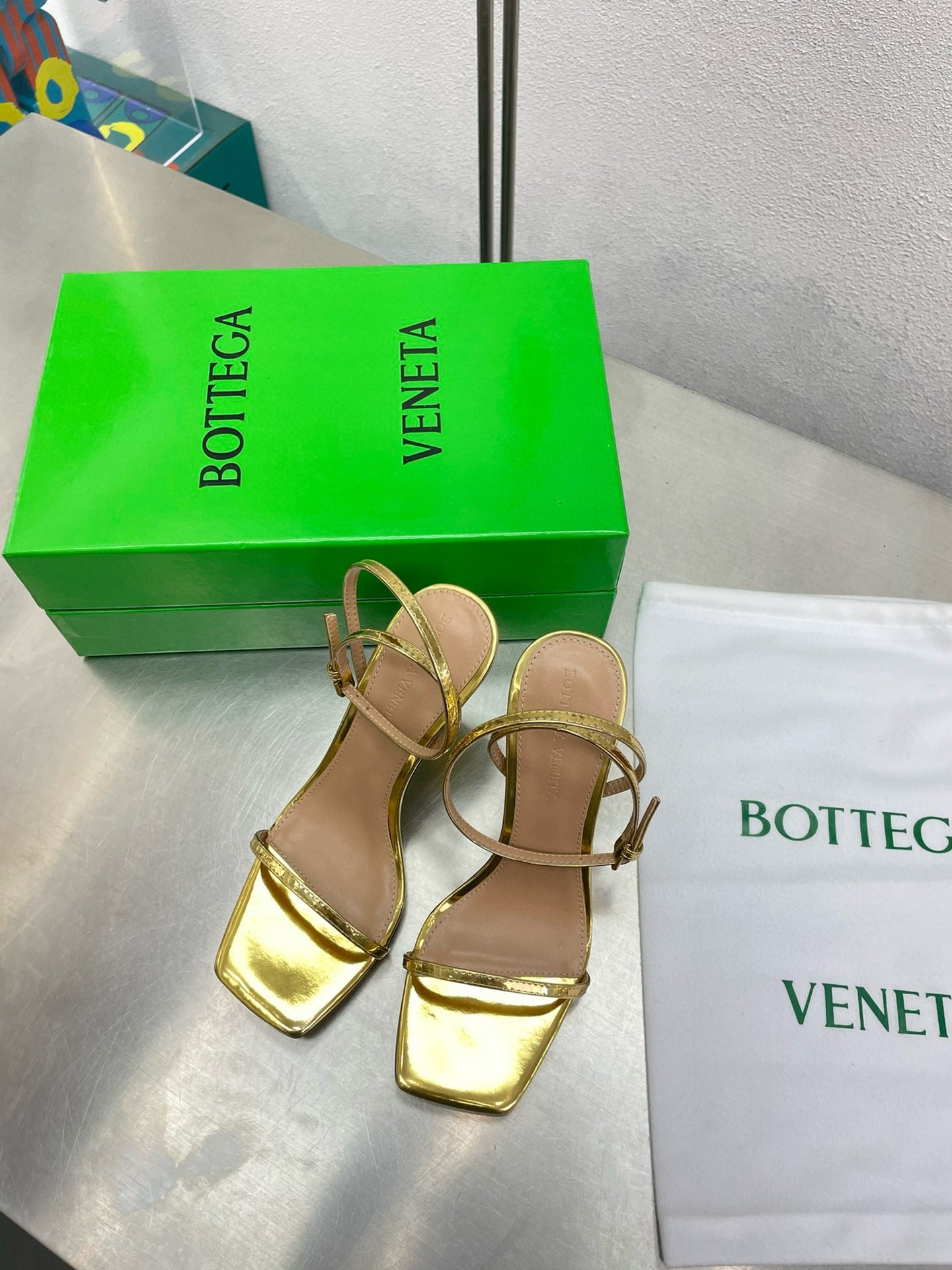 Bottega Veneta Knot Sandals 90mm in Gold Leather