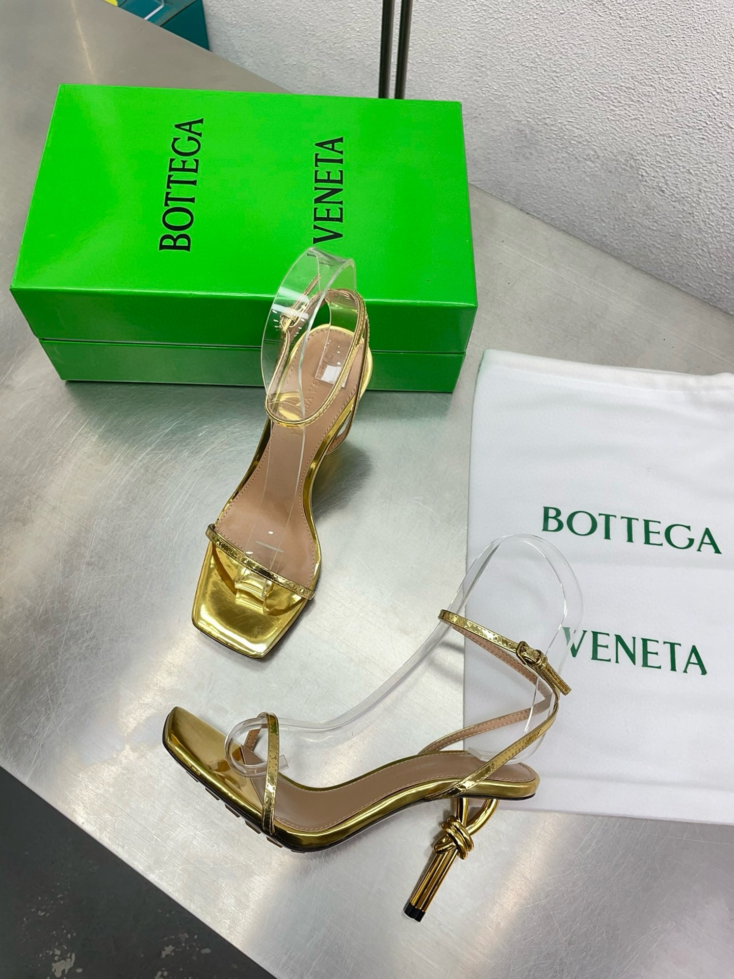 Bottega Veneta Knot Sandals 90mm in Gold Leather