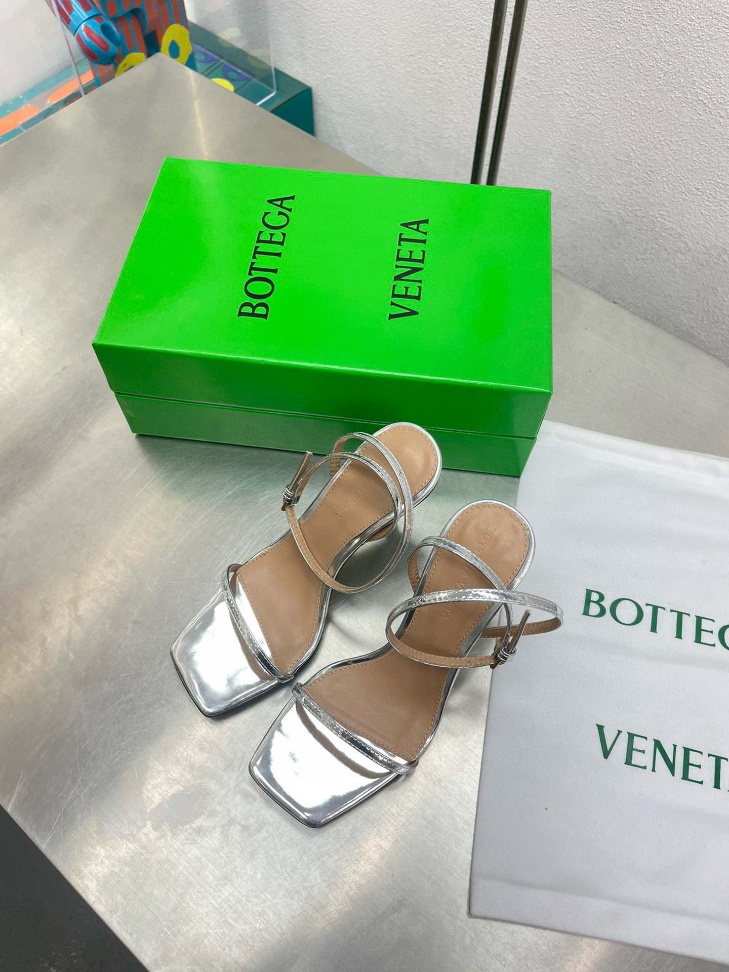 Bottega Veneta Knot Sandals 90mm in Silver Leather