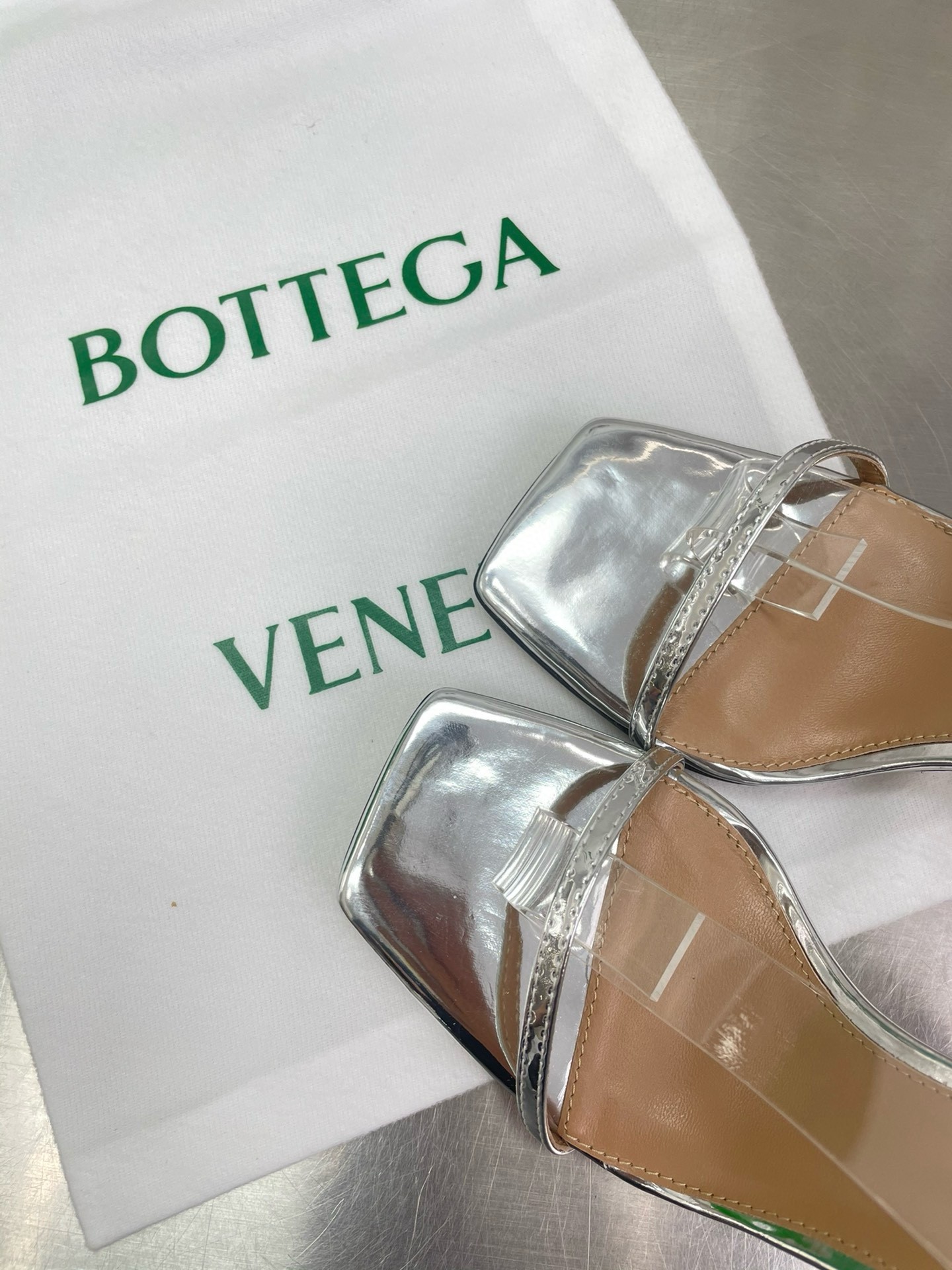 Bottega Veneta Knot Sandals 90mm in Silver Leather