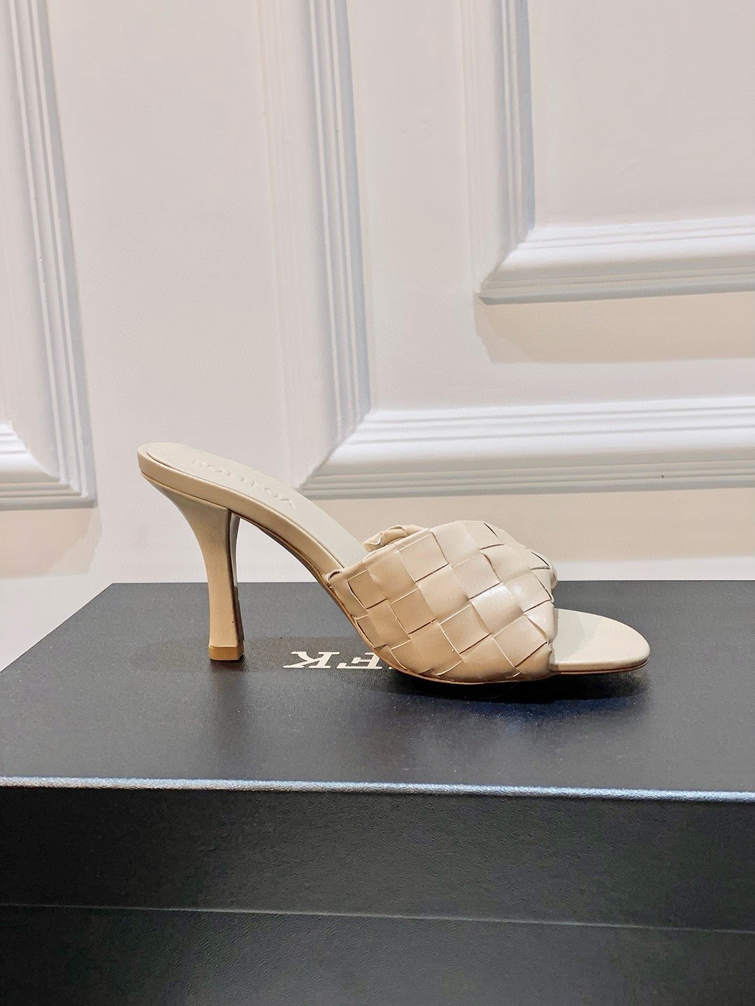 Bottega Veneta Blink Mules 80mm in Beige Intrecciato Lambskin