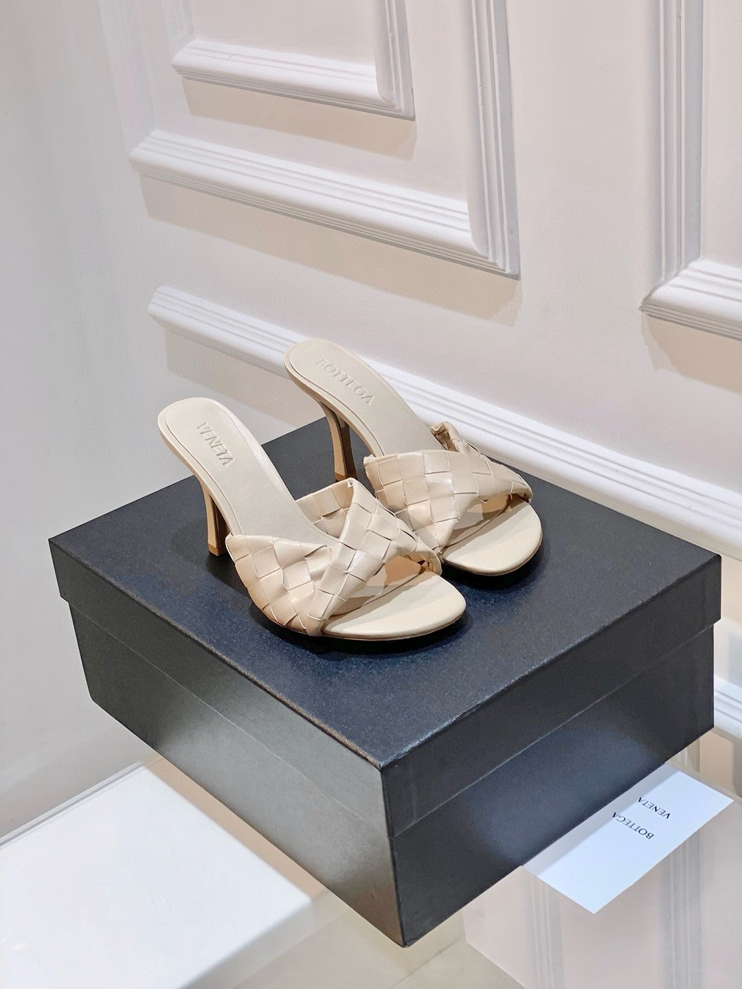 Bottega Veneta Blink Mules 80mm in Beige Intrecciato Lambskin