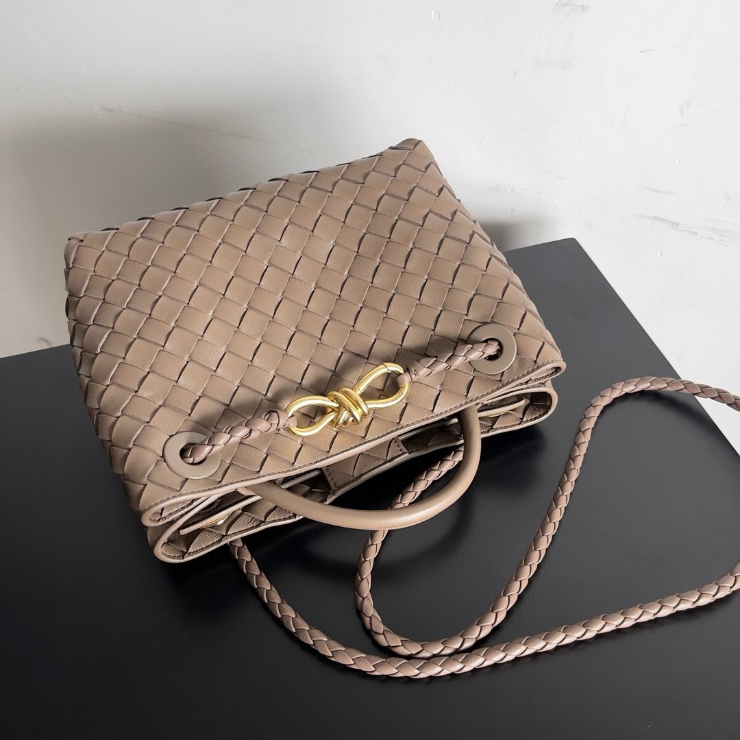 Bottega Veneta Andiamo Small Bag in Praline Intrecciato Lambskin