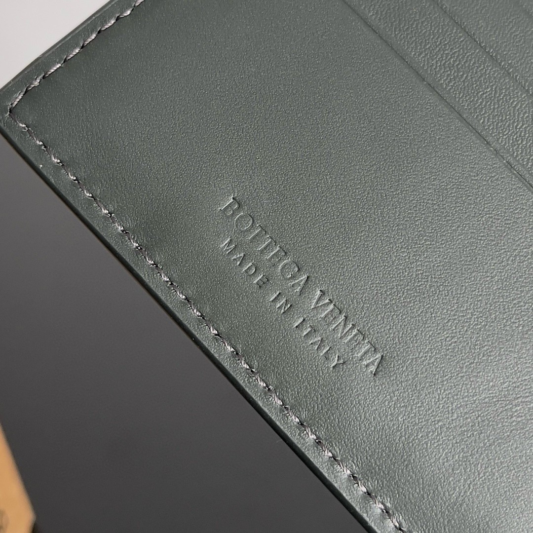 Bottega Veneta Bi-fold Wallet in Dark Green Intrecciato Calfskin