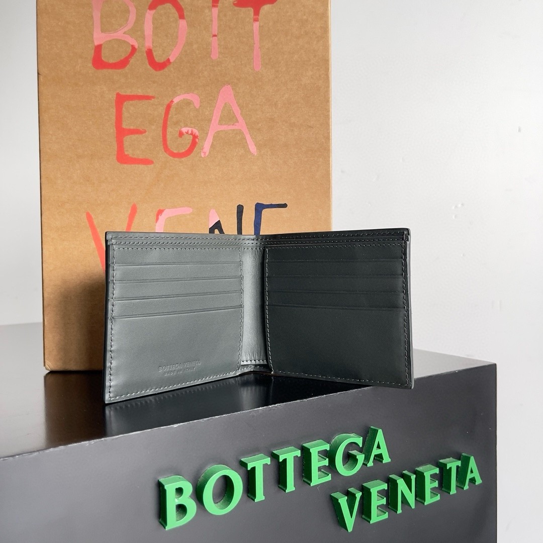 Bottega Veneta Bi-fold Wallet in Dark Green Intrecciato Calfskin