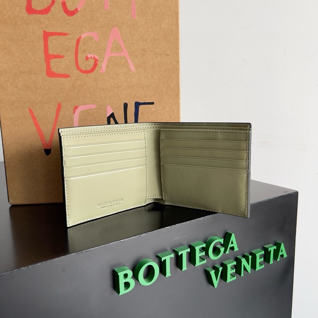 Bottega Veneta Bi-fold Wallet in Dark Green Intrecciato Leather