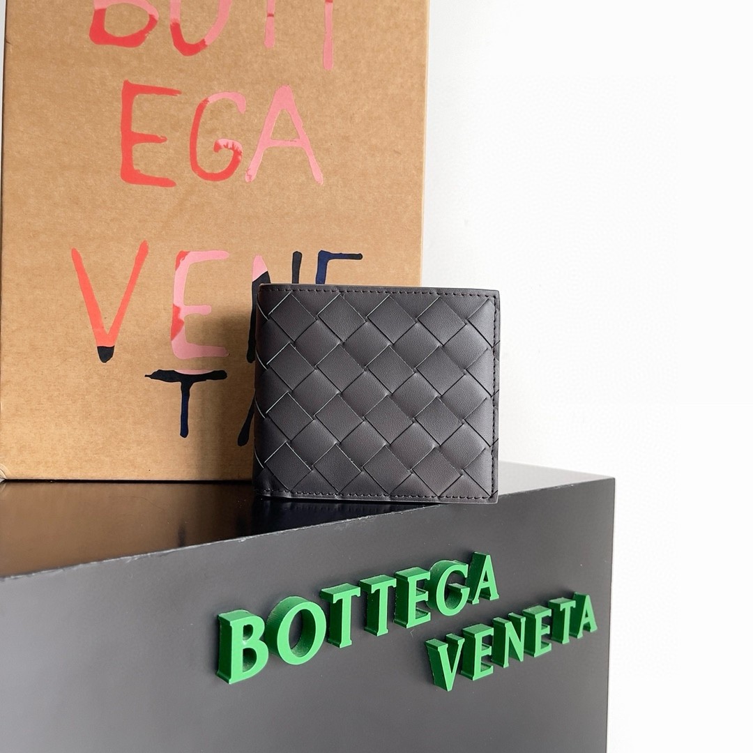 Bottega Veneta Bi-fold Wallet in Fondant Intrecciato Calfskin