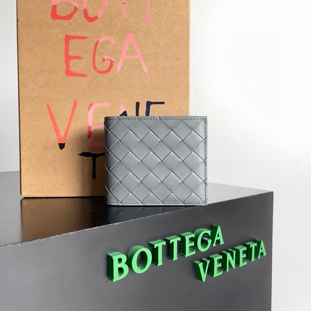 Bottega Veneta Bi-fold Wallet in Thunder Intrecciato Calfskin