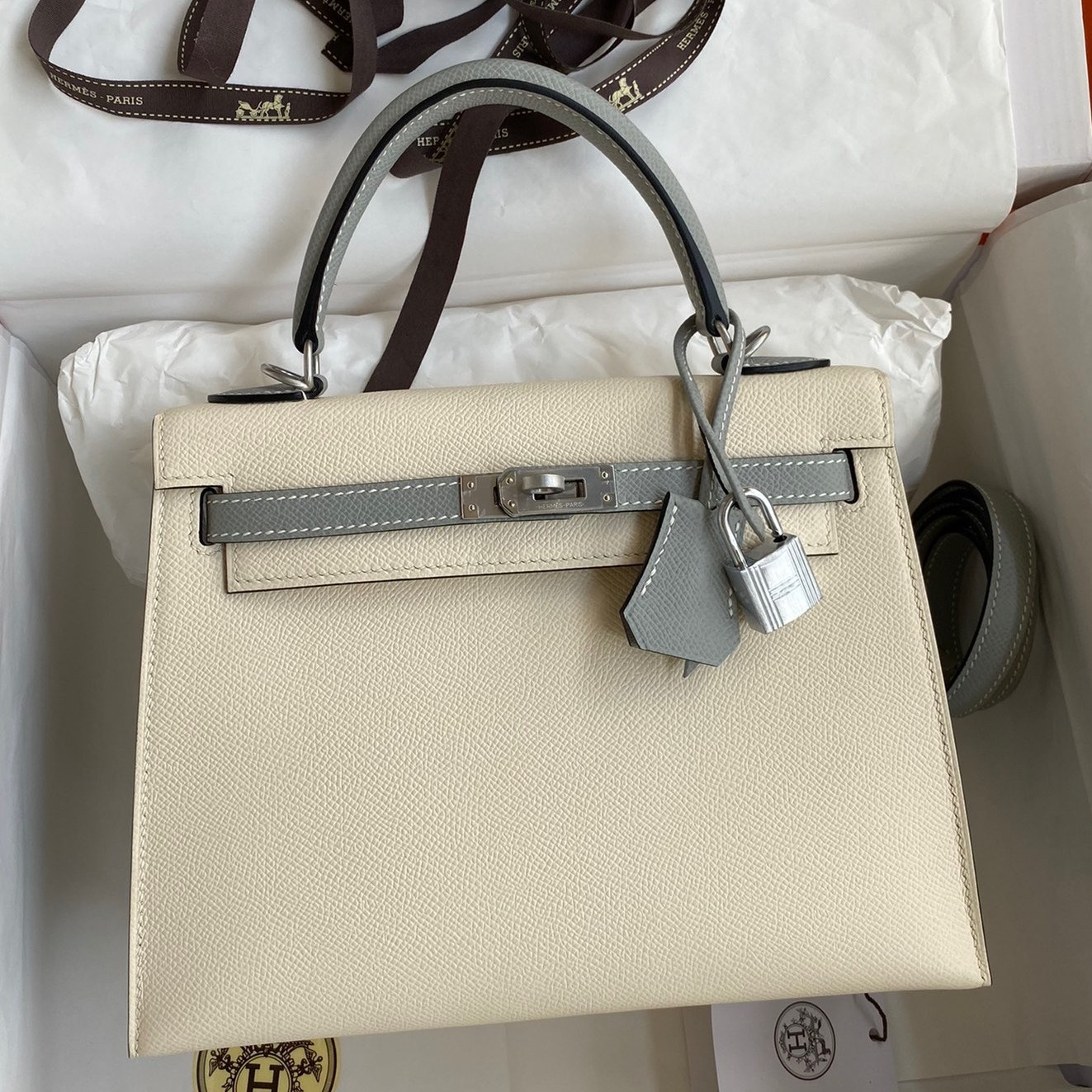 Hermes Kelly Sellier 25 Bicolor Bag in Craie and Gris Mouette Epsom Calfskin