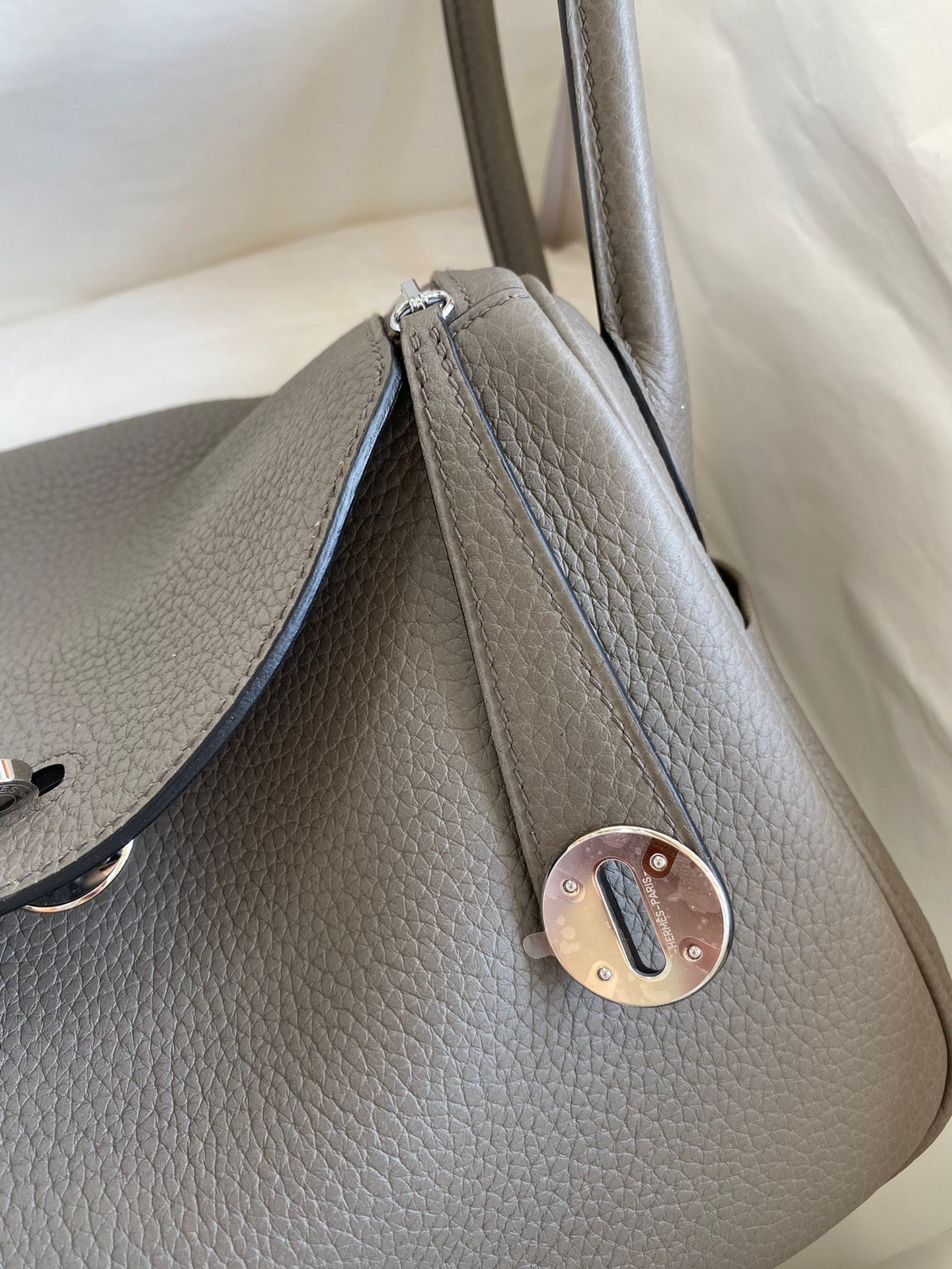 Hermes Lindy 26 Handmade Bag In Etain Clemence Leather