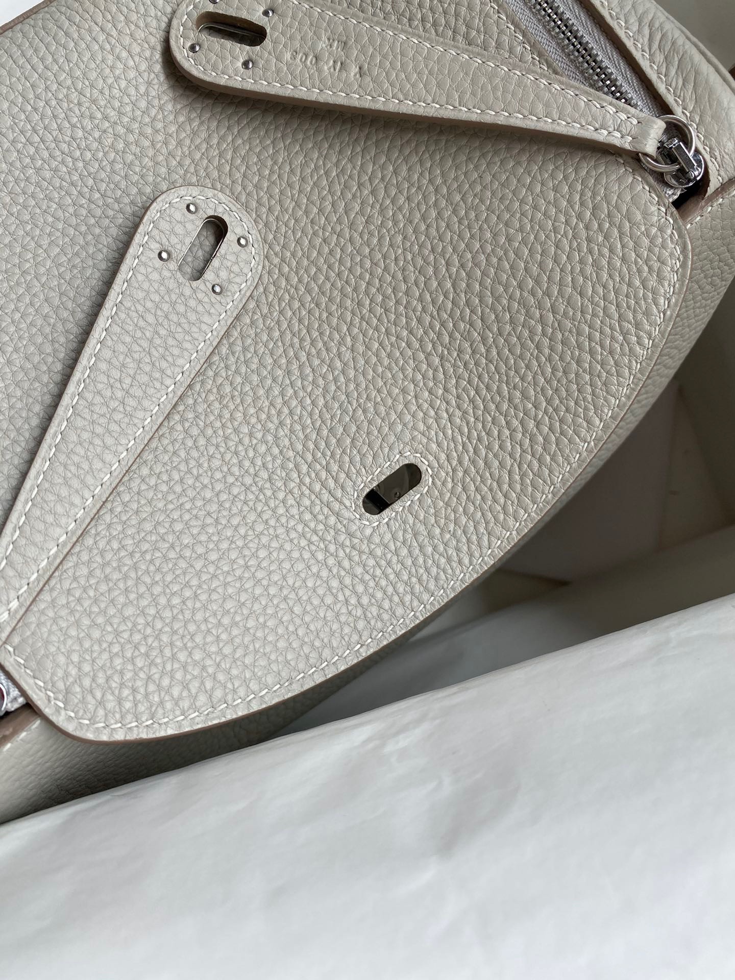 Hermes Lindy 26 Handmade Bag In Pearl Grey Clemence Leather