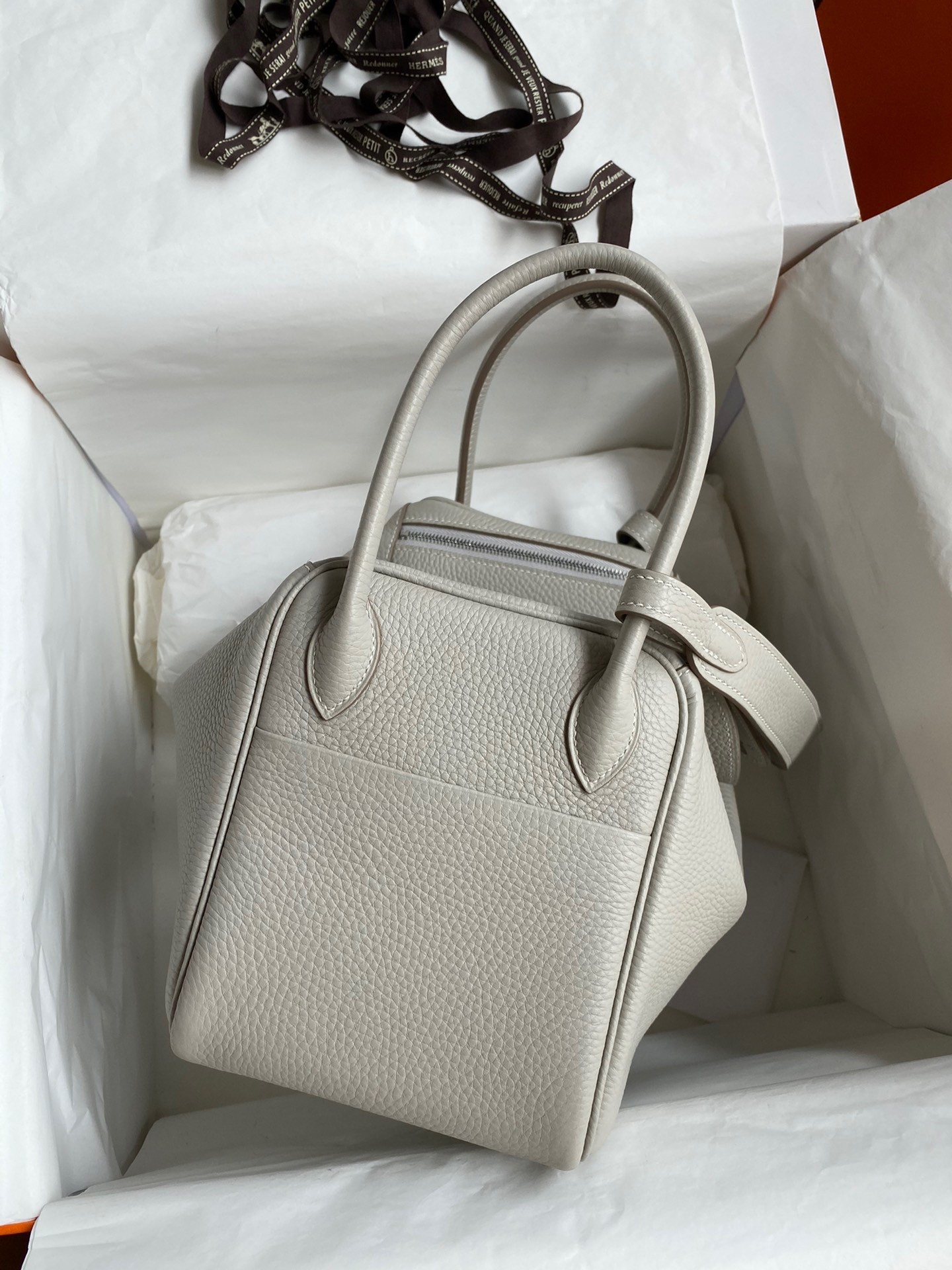 Hermes Lindy 26 Handmade Bag In Pearl Grey Clemence Leather