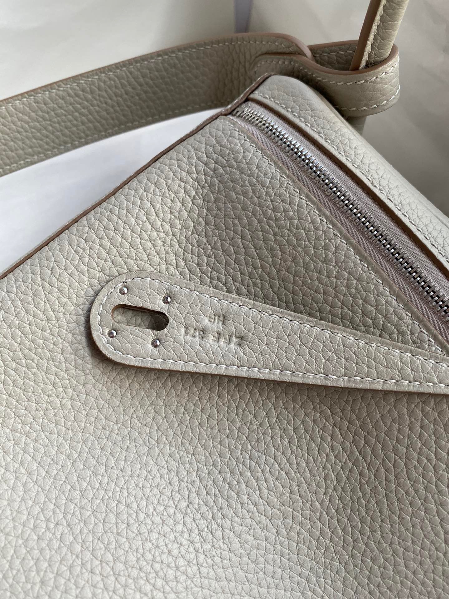 Hermes Lindy 26 Handmade Bag In Beton Clemence Leather