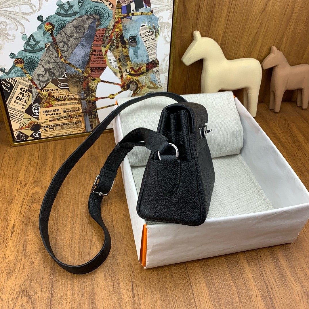 Hermes Kelly Messenger Bag in Black Clemence Leather