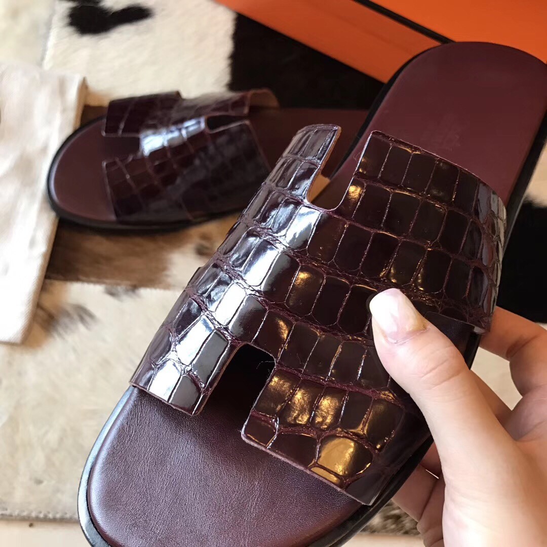 Hermes Izmir Sandals In Bordeaux Shiny Niloticus Crocodile