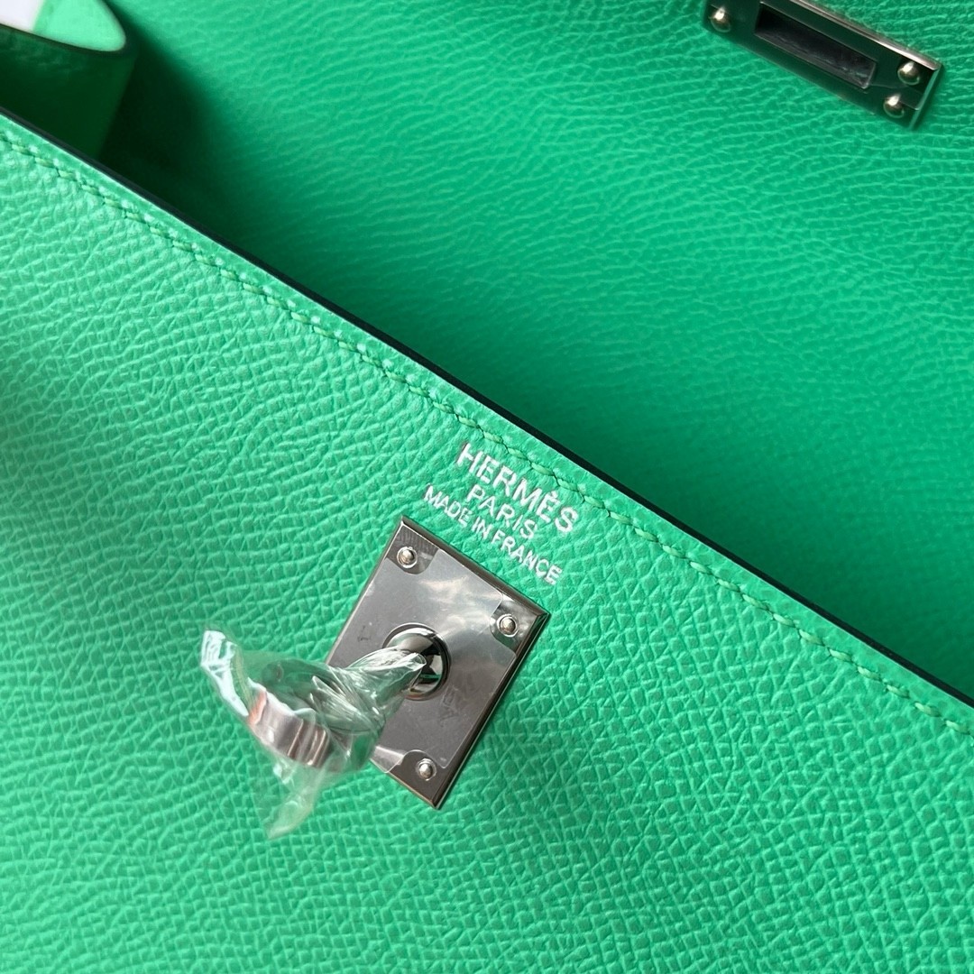 Hermes Kelly Sellier 25 Handmade Bag in Vert Comics Epsom Calfskin