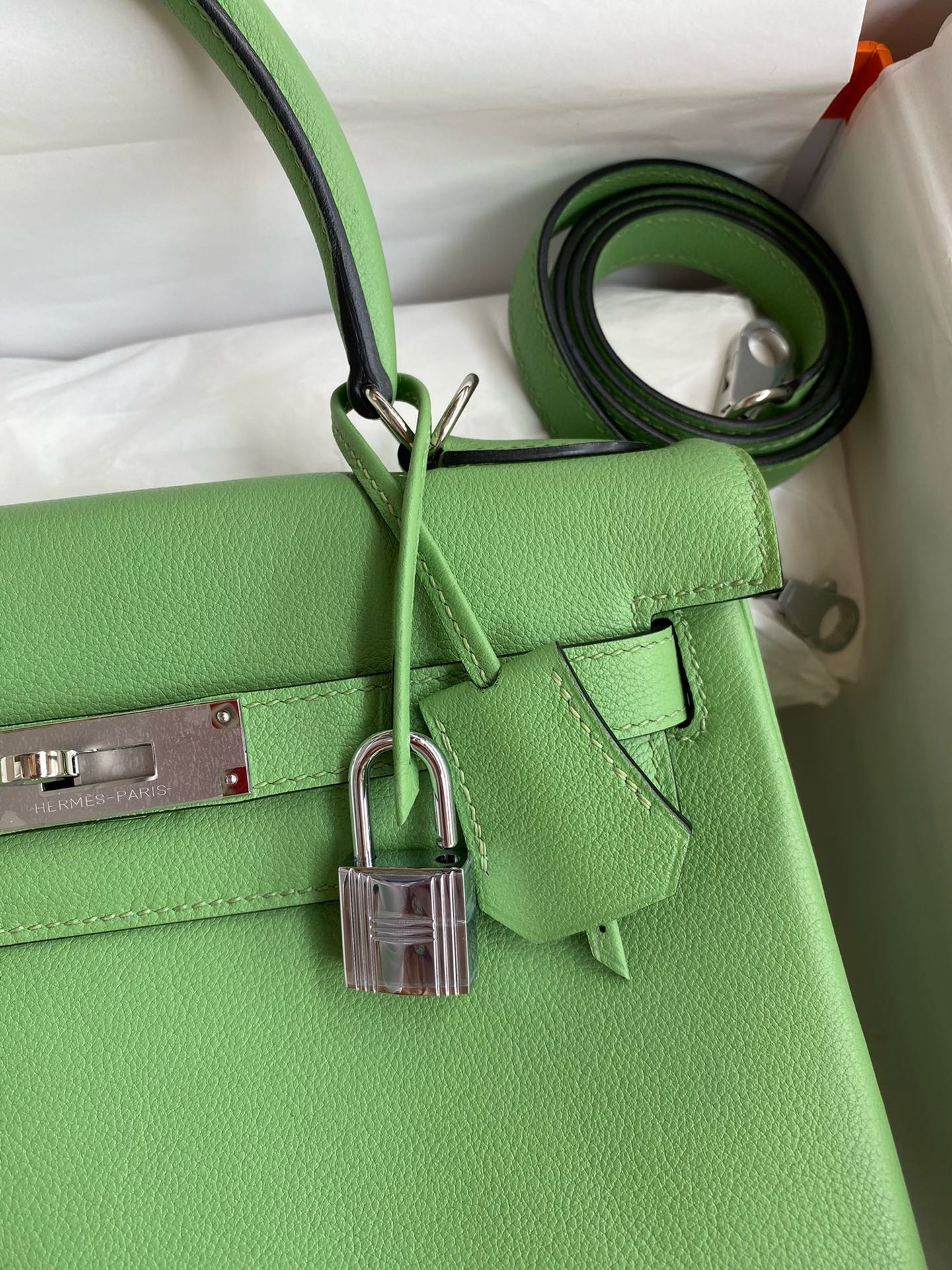 Hermes Kelly Retourne 28 Handmade Bag in Vert Criquet Evercolor Calfskin