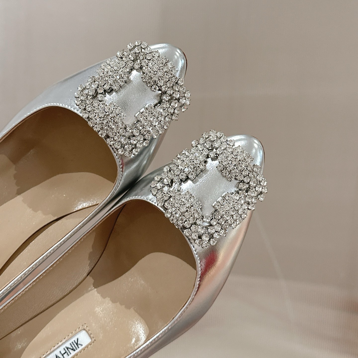 Manolo Blahnik Hangisi 70 Pumps in Silver Metallic Leather