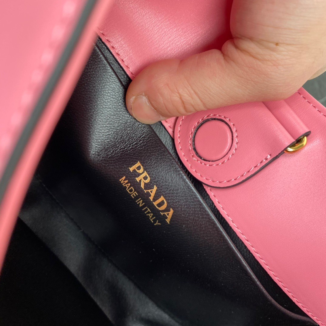 Prada Shoulder Bag in Pink Leather