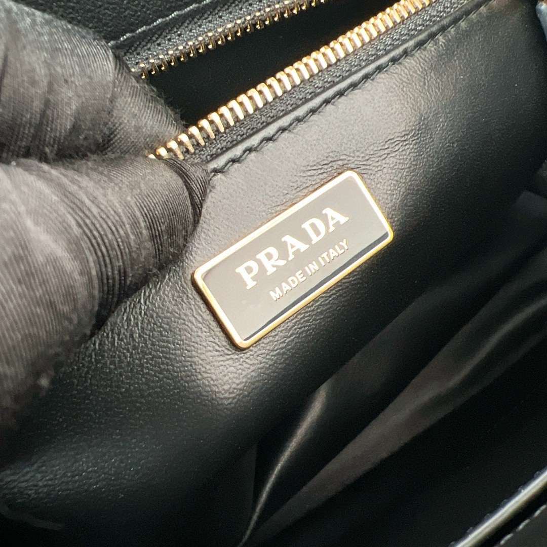 Prada Galleria Large Tote Bag in Black Calfskin