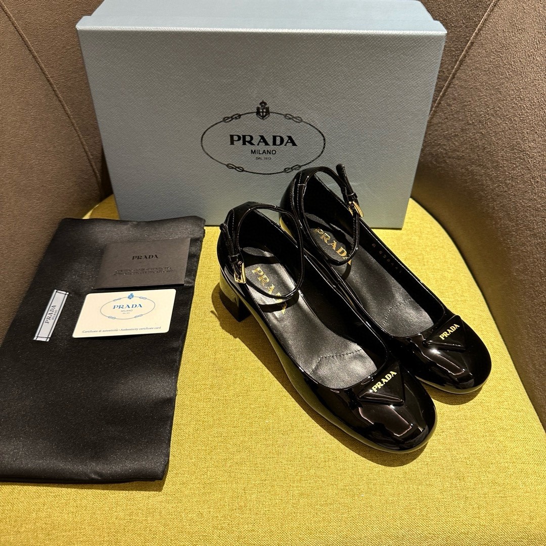 Prada Pumps 35mm in Black Patent Leather