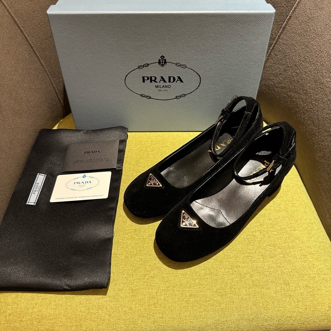 Prada Pumps 35mm in Black Velvet