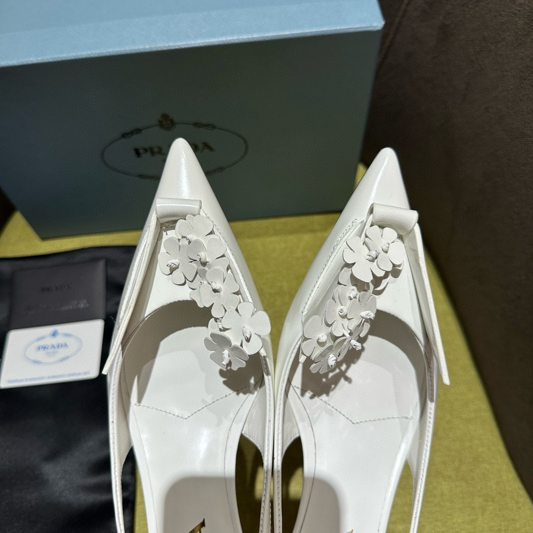 Prada Pumps 45mm in White Leather with Floral Appliques