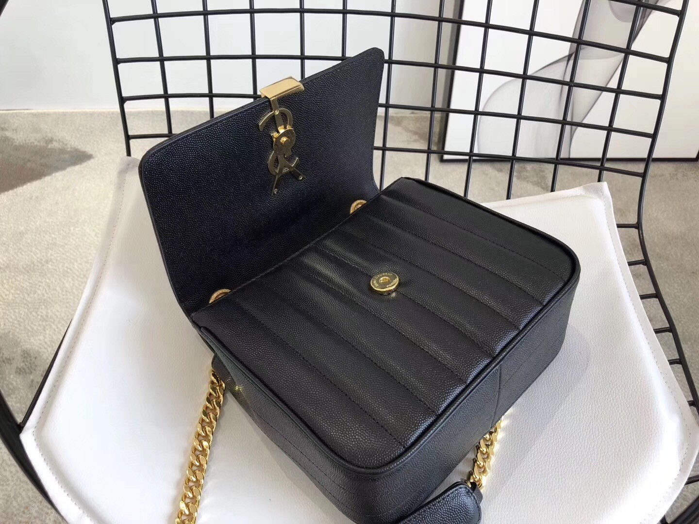 Saint Laurent Medium Vicky Bag In Black Grained Leather