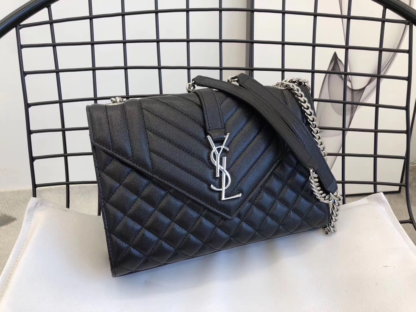 Saint Laurent Medium Envelope Bag In Noir Grained Leather