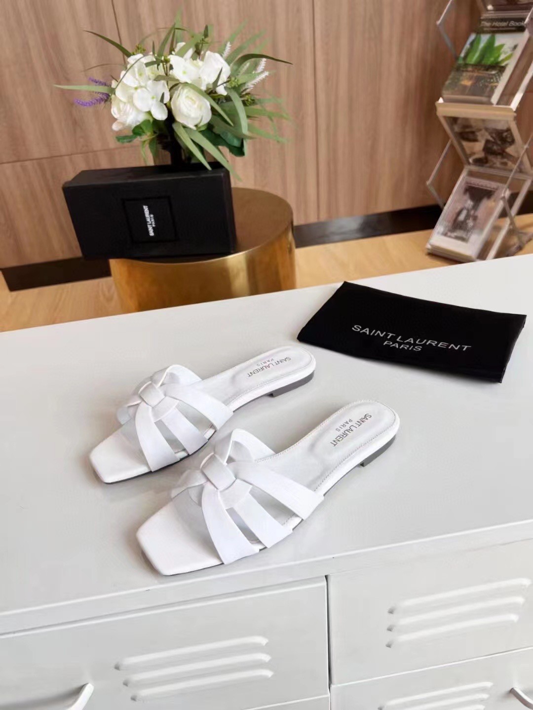 Saint Laurent Tribute Slides In White Calfskin