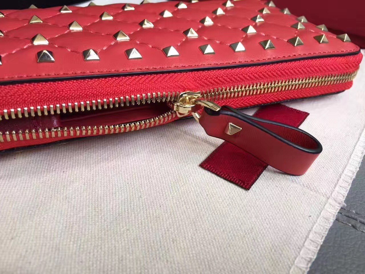 Valentino Rockstud Spike Zip Wallet In Piment Lambskin