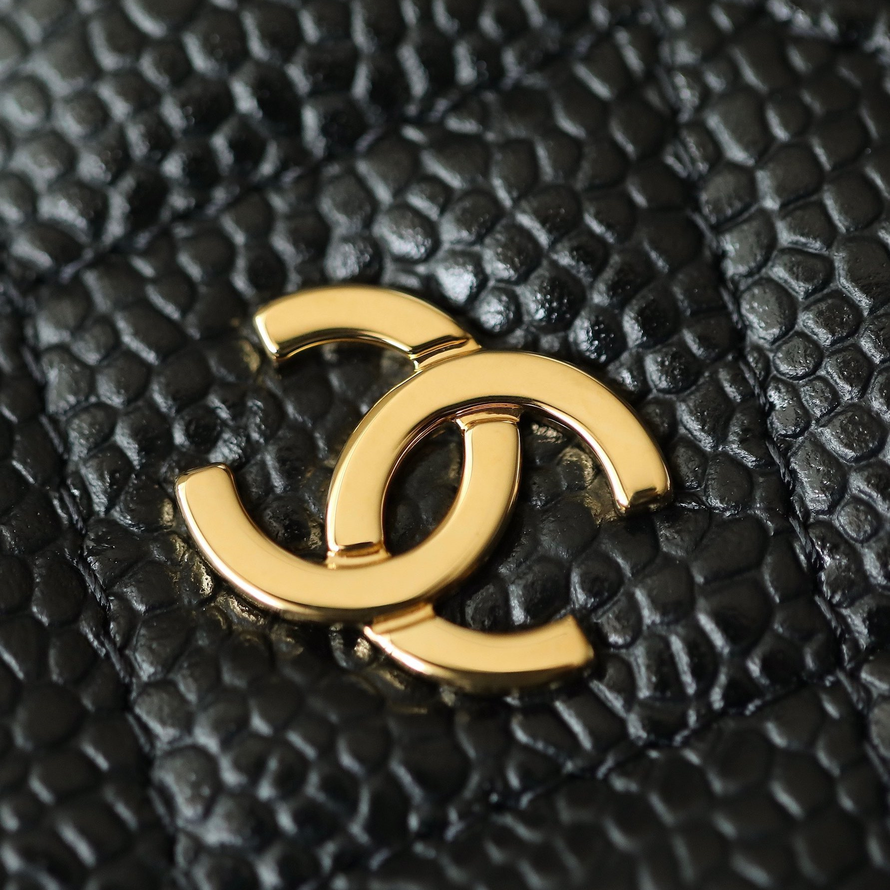 Chanel caviar card holder black gold