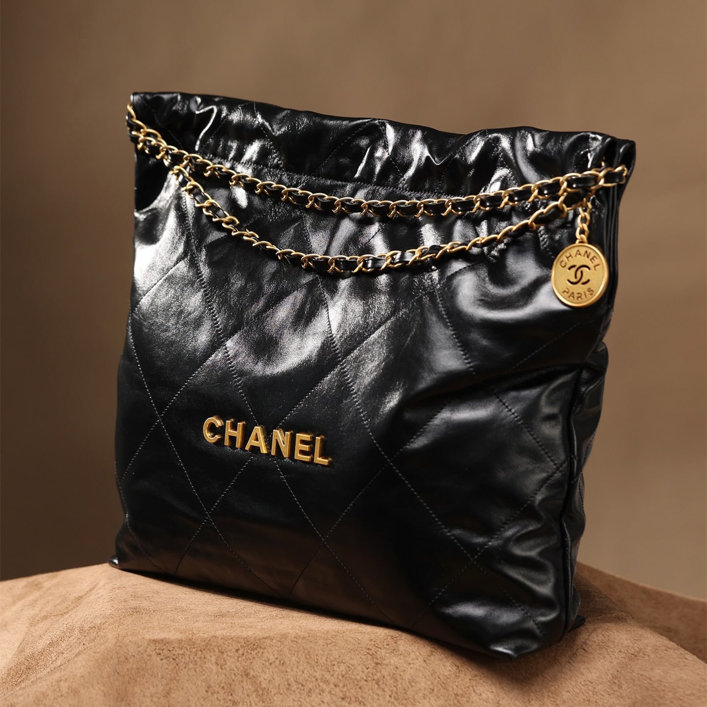 Chanel 22 Handbag Shiny Calftskin & Gold-tone Metal Black