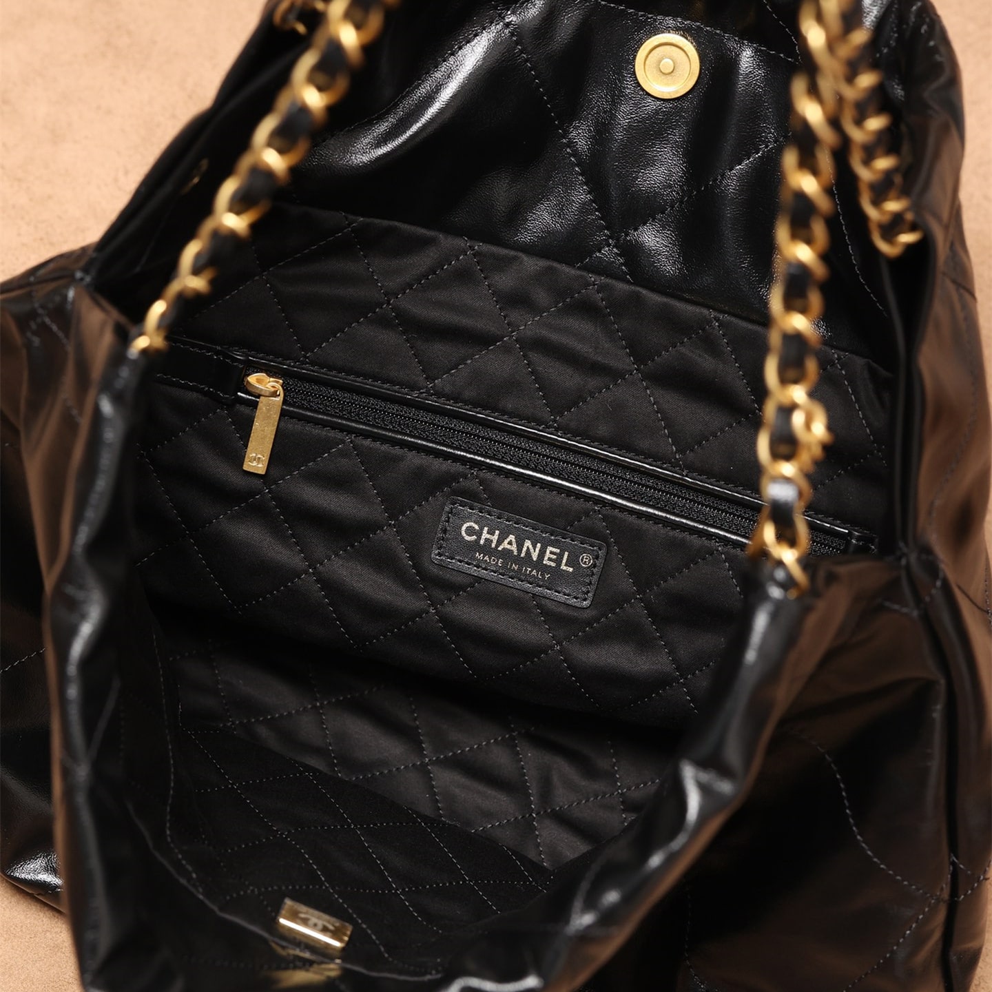 Chanel 22 Handbag Shiny Calftskin & Gold-tone Metal Black